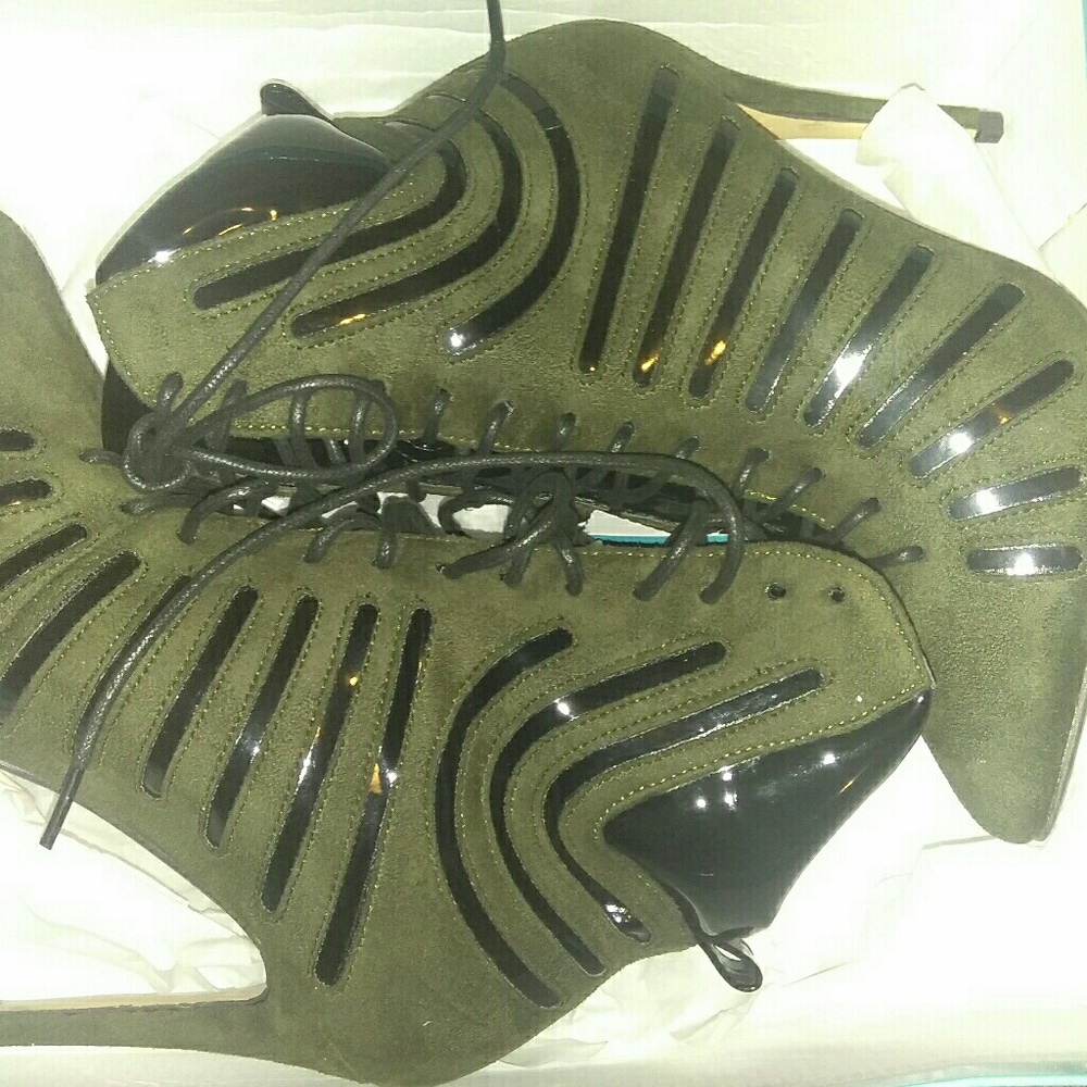 NWT Suede Hill's w/box